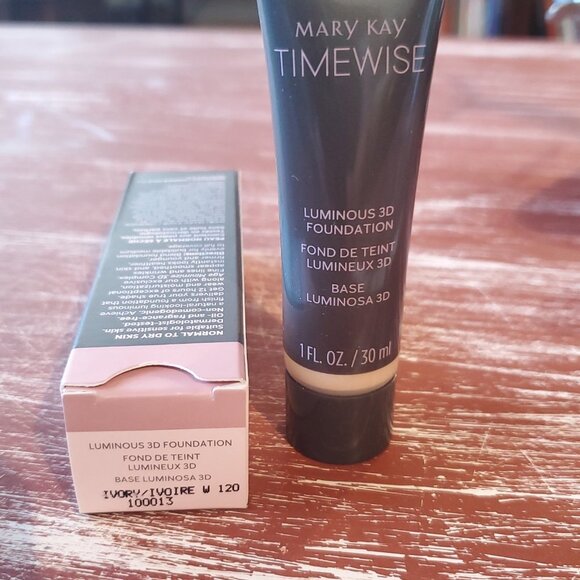 Ivory W 120 (Warm) Luminous 3D Foundation Normal to Dry Skin TimeWise® - Picture 2 of 4